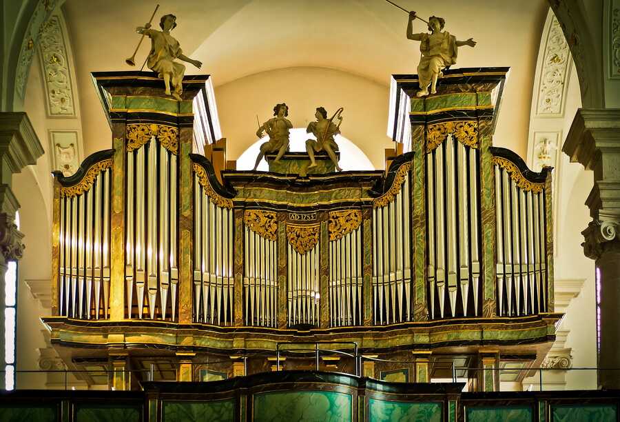 Orgel- und Harmoniumbauer bei der Arbeit