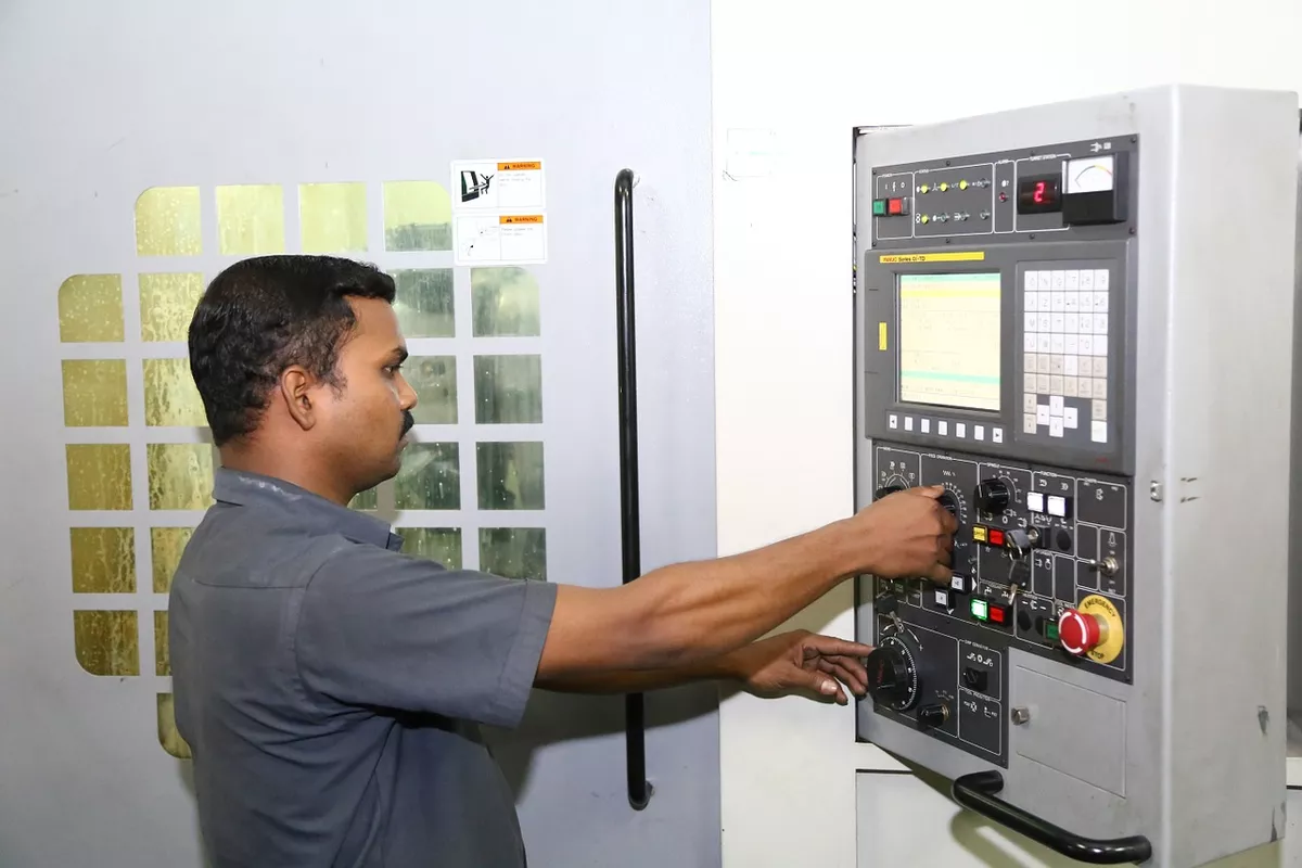 Stanz- u. Umformungsmechaniker bei der Arbeit