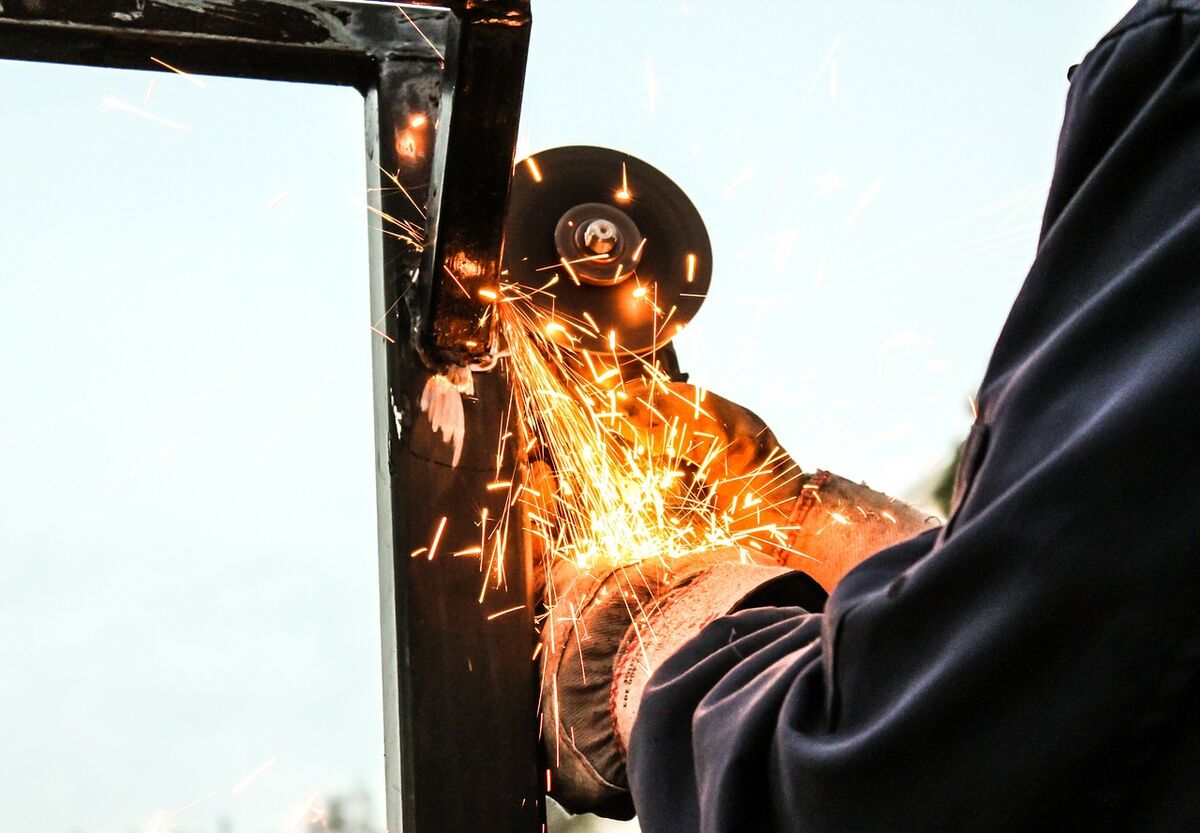 Polymechaniker EFZ bei der Arbeit