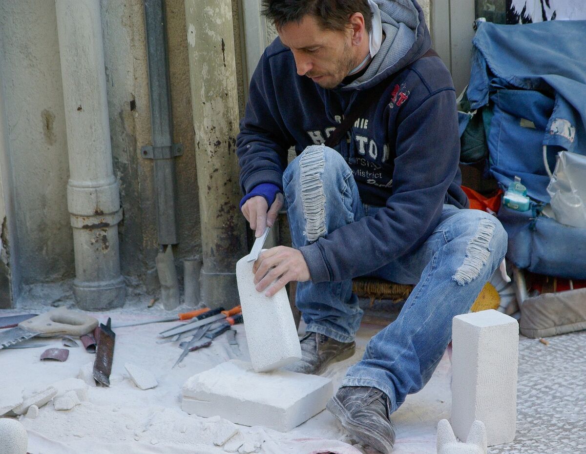 Naturwerksteinmechaniker bei der Arbeit